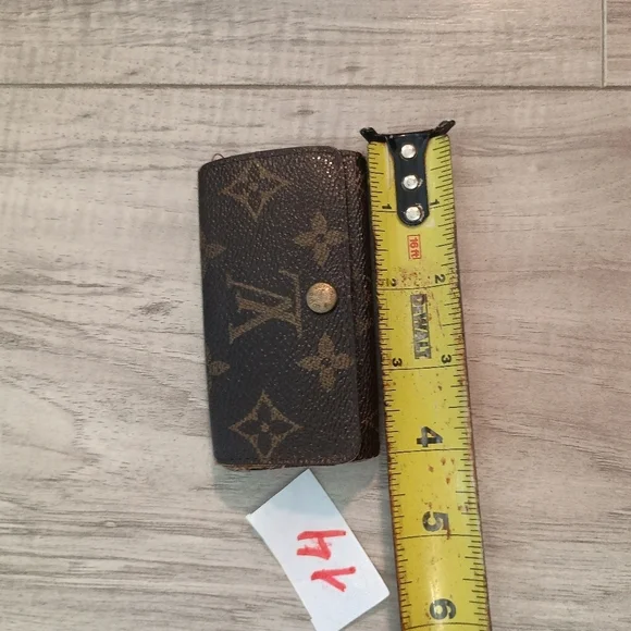 LOUIS VUITTON 4 Key Holder in Monogram Canvas - Picture 9 of 10